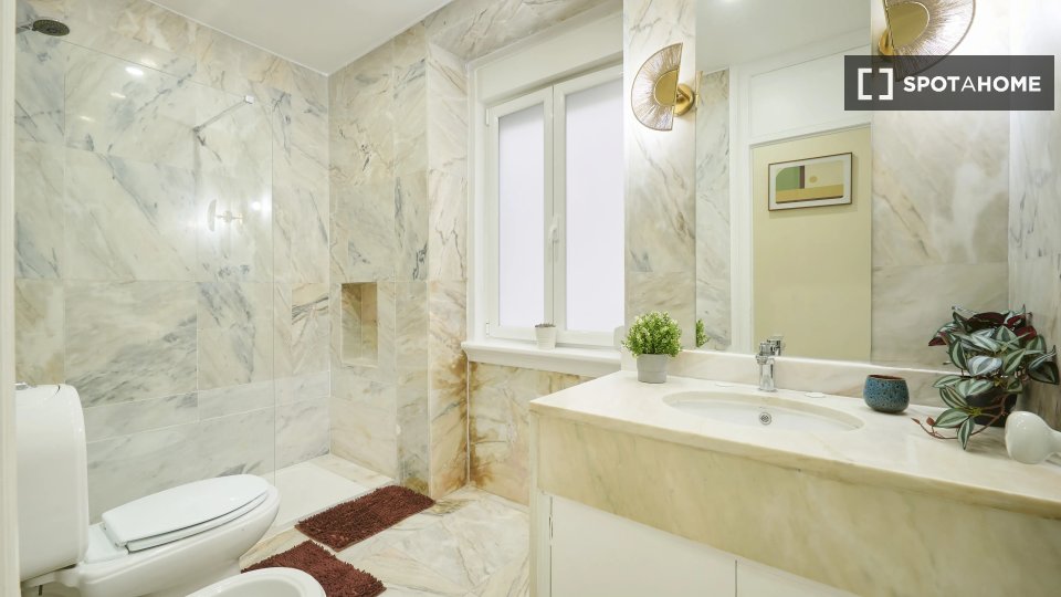 Double room Lisbon, 5 beds — photo 11