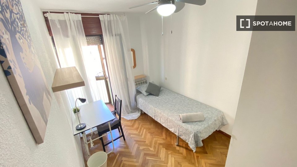 Double room Madrid, 5 beds — photo 13