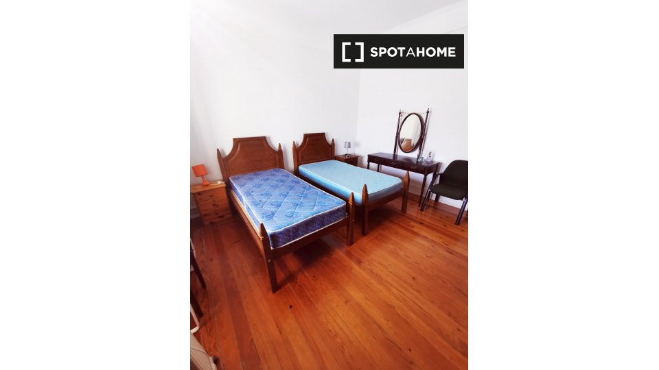 Double room Lisbon, 5 beds — photo 1