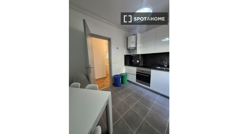 Apartment Lisbon, 4 beds, 100m² — photo 13