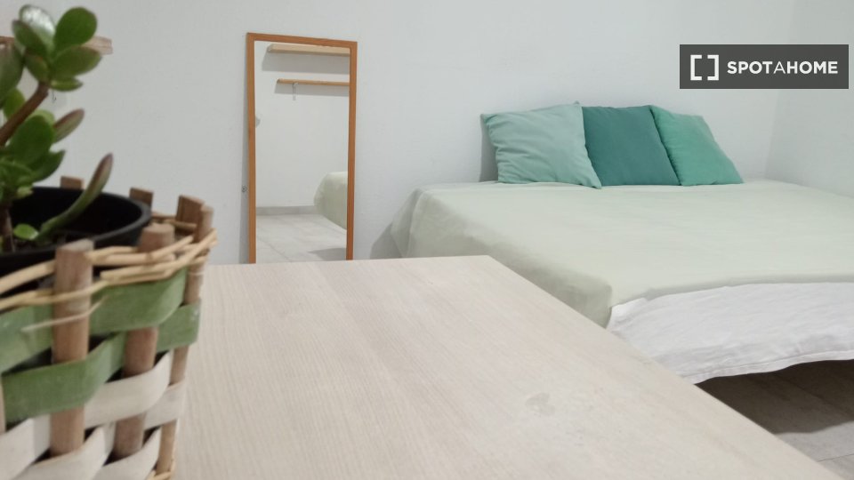 Double room Santa_Cruz_De_Tenerife, 3 beds, 75m² — photo 2