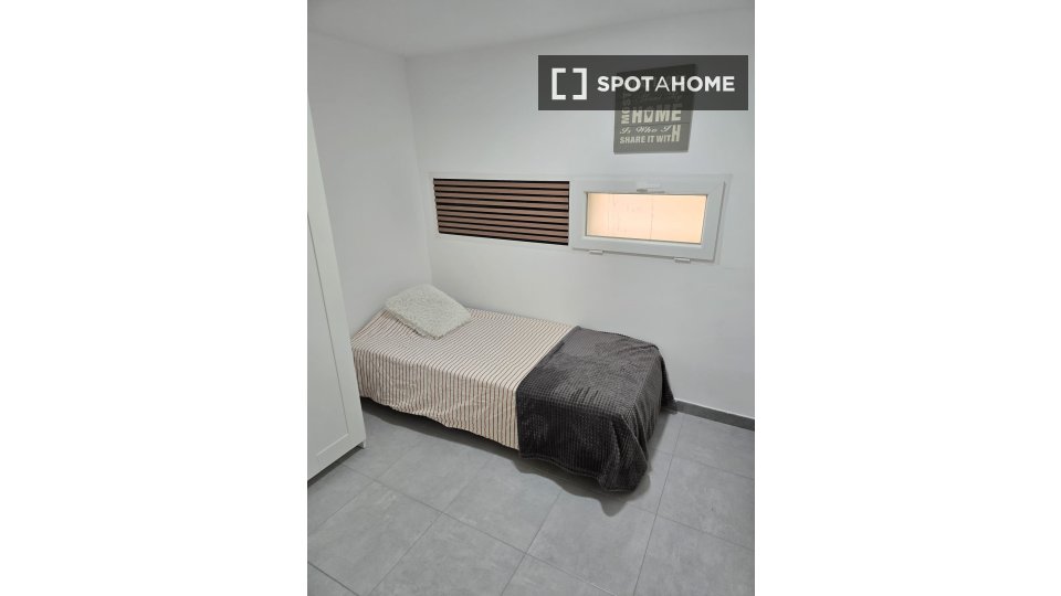 Double room Valencia, 5 beds, 85m² — photo 15