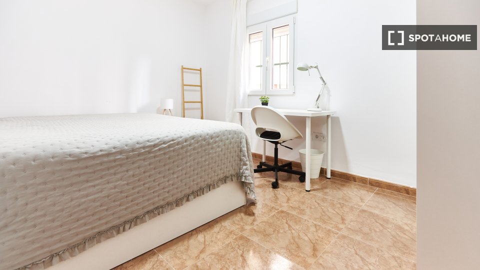 Double room Seville, 3 beds — photo 9