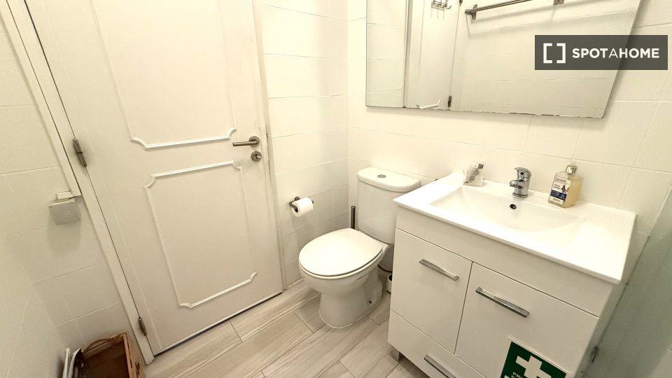Apartment Lisbon, 2 beds, 70m² — photo 36