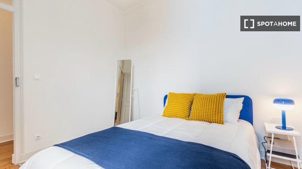 Double room Lisbon, 3 beds — photo 15
