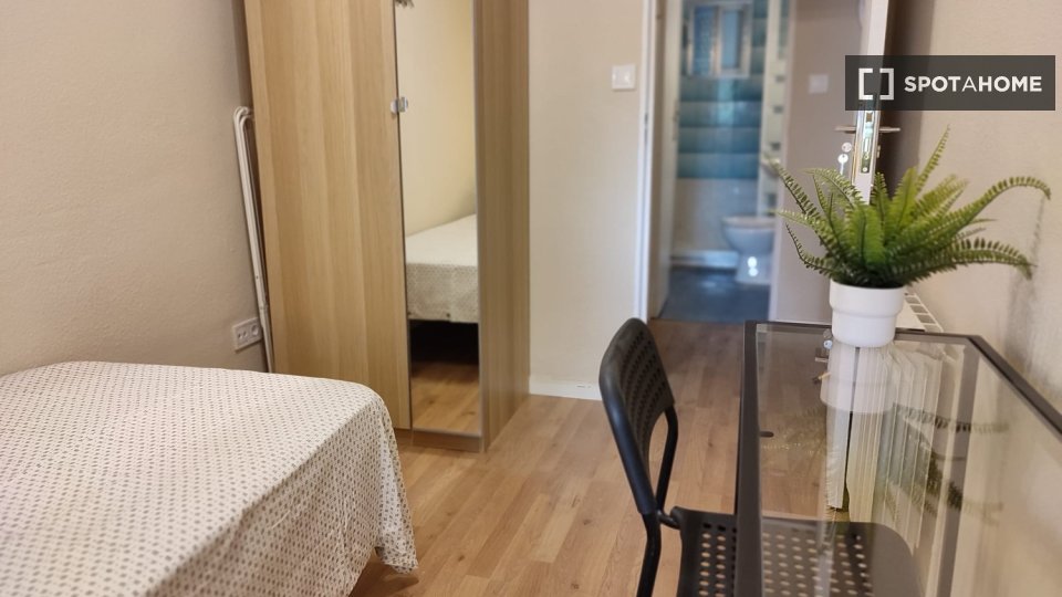 Double room Madrid, 4 beds — photo 11