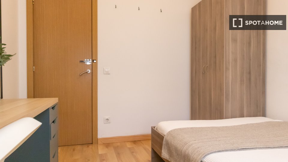Double room Madrid, 7 beds, 160m² — photo 34