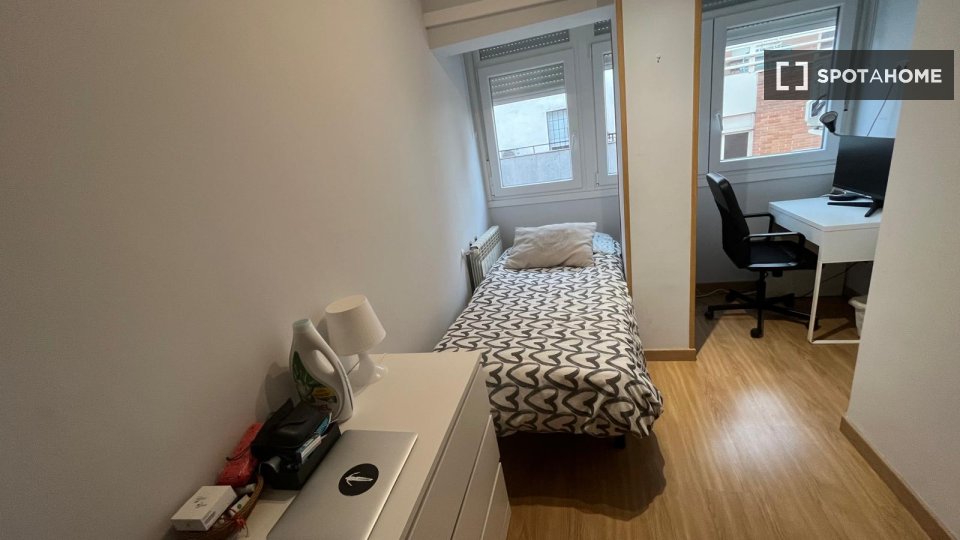 Double room Madrid, 3 beds, 75m² — photo 11