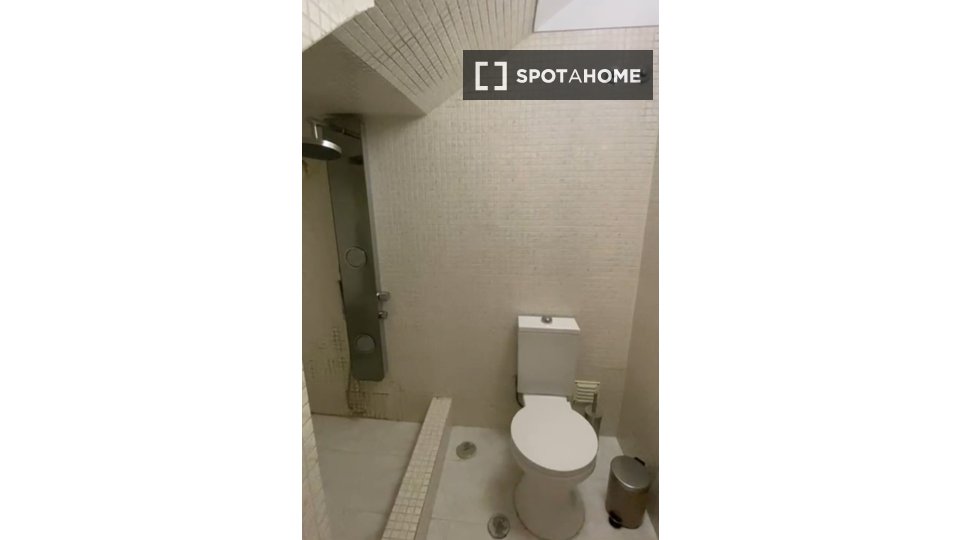 Double room Lisbon, 2 beds, 16m² — photo 16