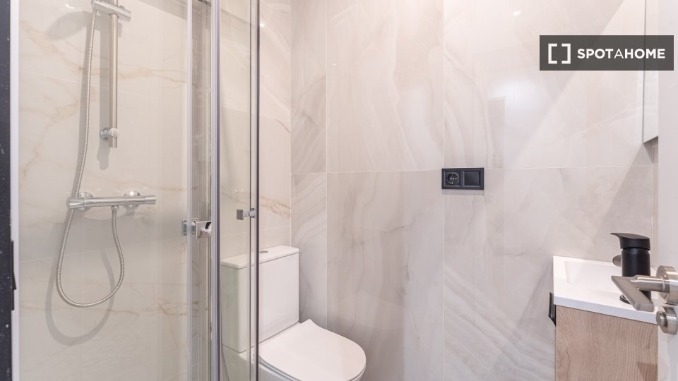 Double room Madrid, 9 beds, 144m² — photo 12