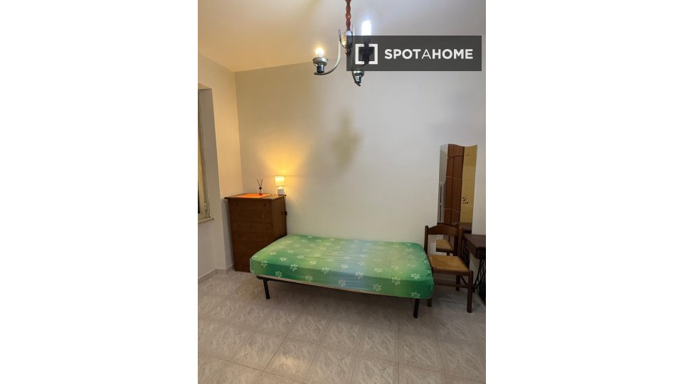 Double room Rome, 3 beds, 85m² — photo 5