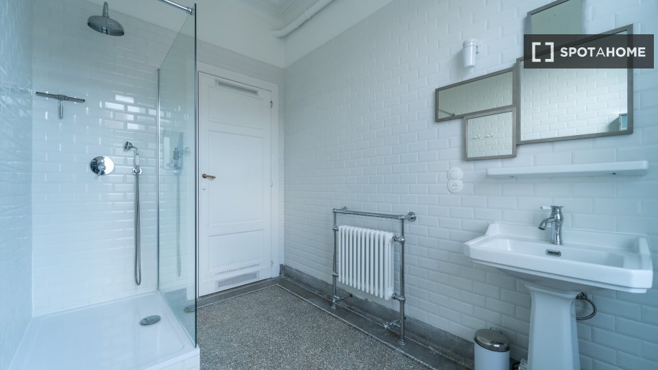 Double room Brussels, 4 beds, 70m² — photo 2