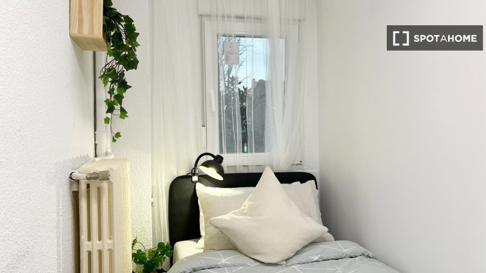 Double room Madrid, 5 beds — photo 1