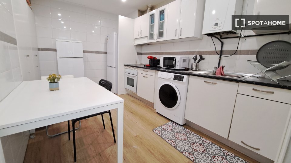 Double room Madrid, 12 beds, 185m² — photo 13