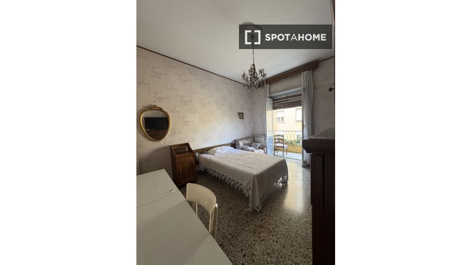 Stanza in appartamento condiviso in affitto a Quadraro, Roma - a Roma