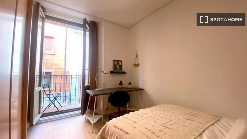 Double room Madrid, 5 beds — photo 1