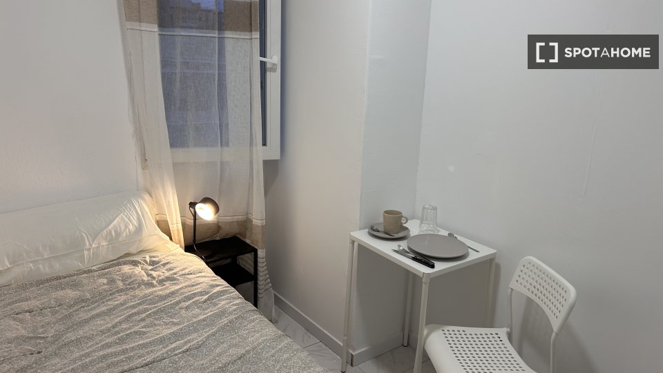 Double room Madrid, 5 beds, 20m² — photo 2