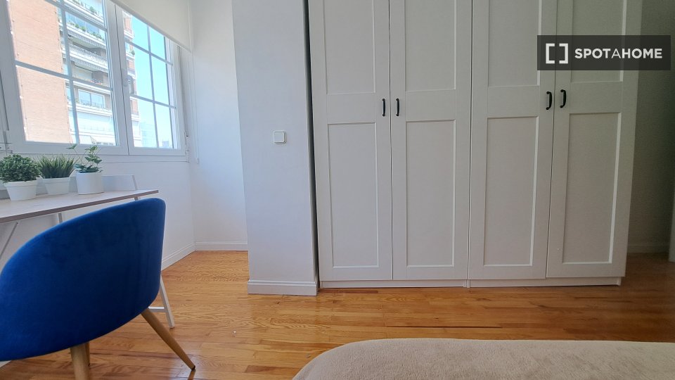 Double room Madrid, 14 beds, 200m² — photo 13