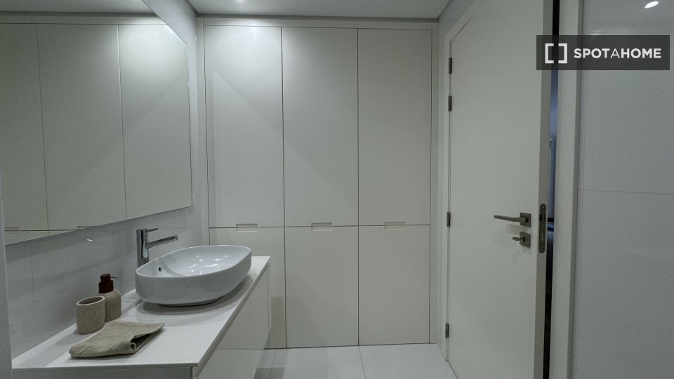 Apartment Lisbon, 2 beds, 99m² — photo 16