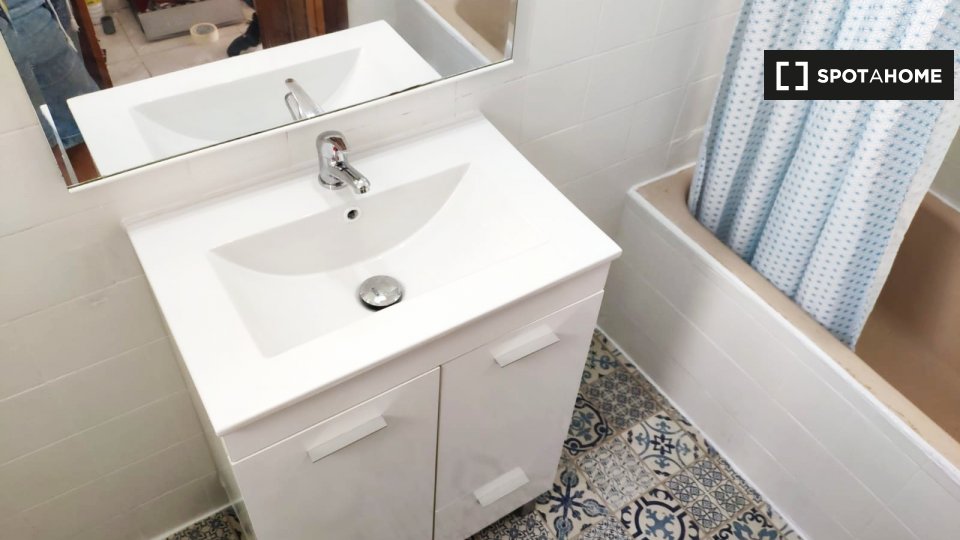 Double room Valencia, 3 beds, 85m² — photo 6