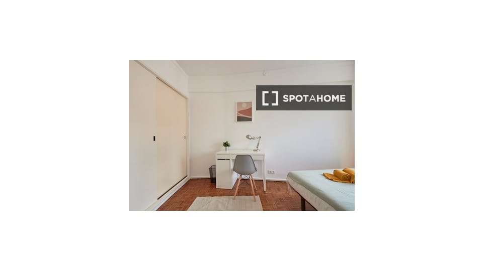 Double room Lisbon, 6 beds — photo 17