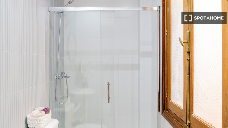 Double room Madrid, 9 beds, 210m² — photo 13