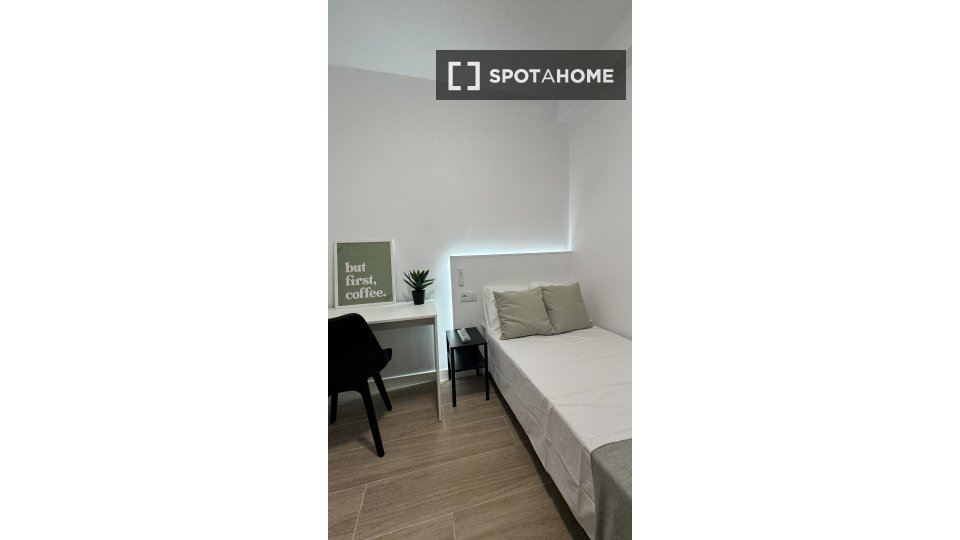 Double room Malaga, 5 beds, 98m² — photo 4