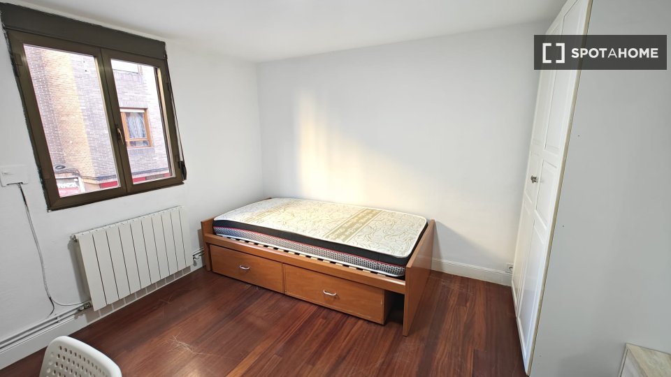Apartment Bilbao, 3 beds, 65m² — photo 2