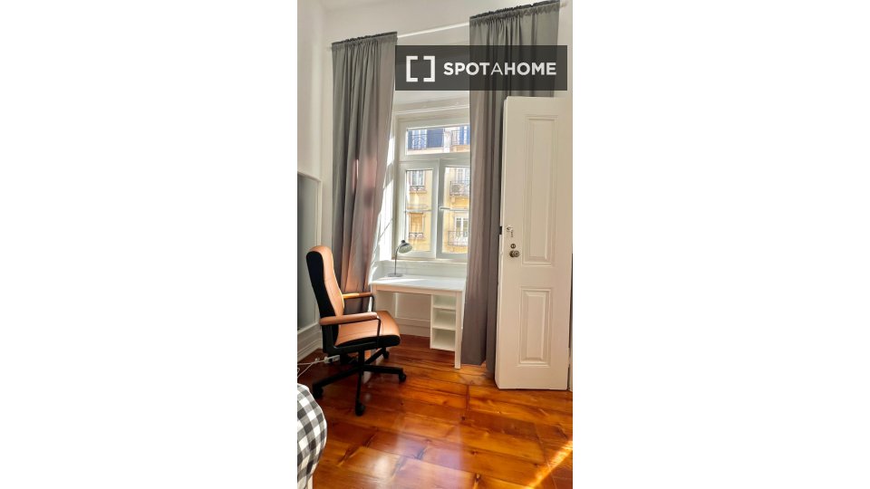 Double room Lisbon, 3 beds — photo 12