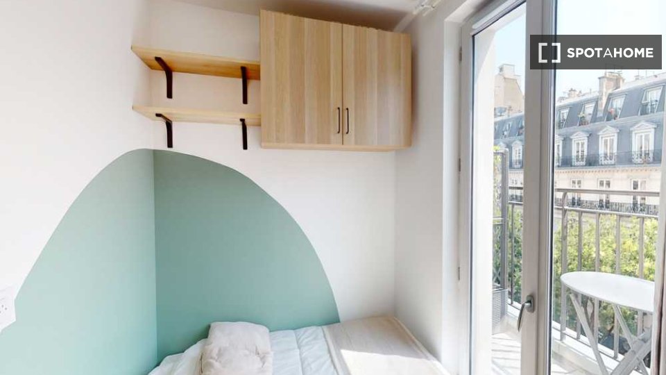 Stanza in un appartamento condiviso con 9 camere da letto in affitto a Parigi. - a Parigi