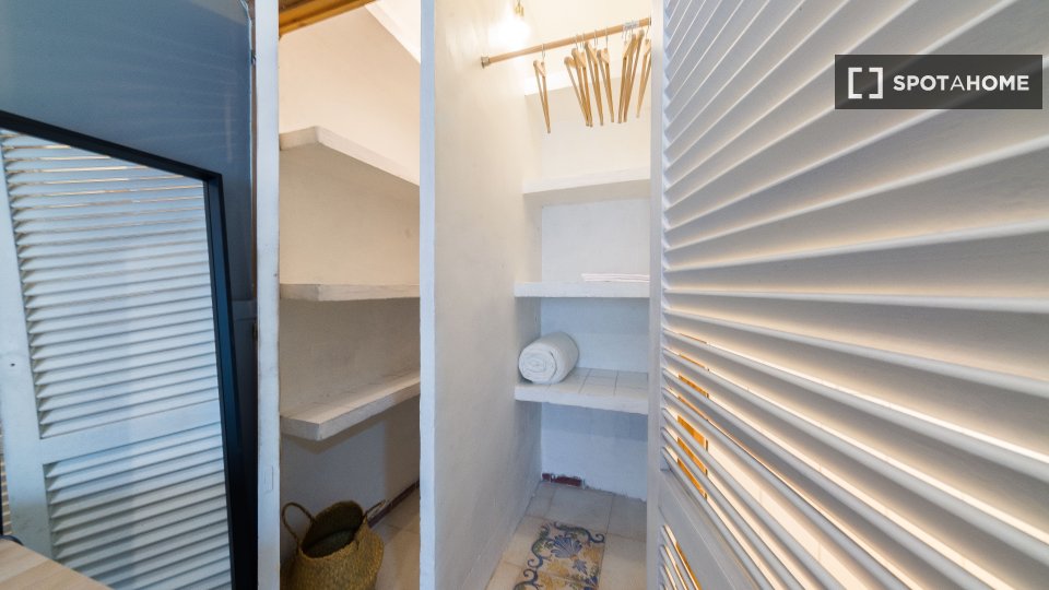 Double room Madrid, 5 beds, 130m² — photo 19