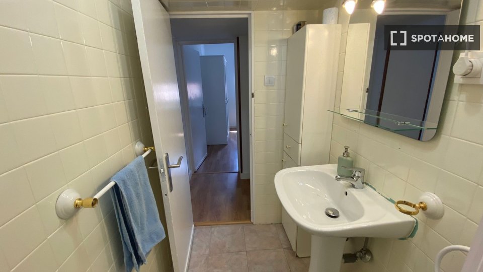 Double room Madrid, 3 beds — photo 15