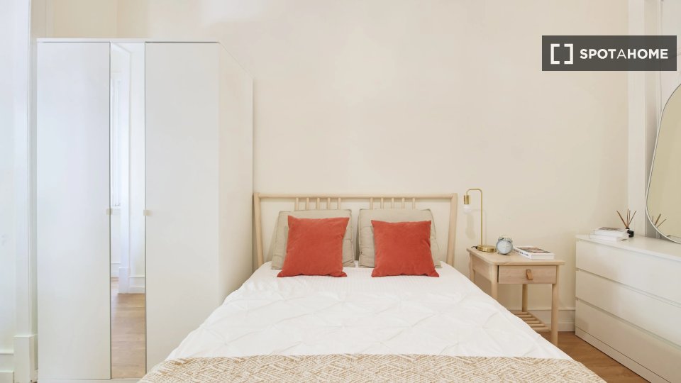 Double room Lisbon, 6 beds — photo 12