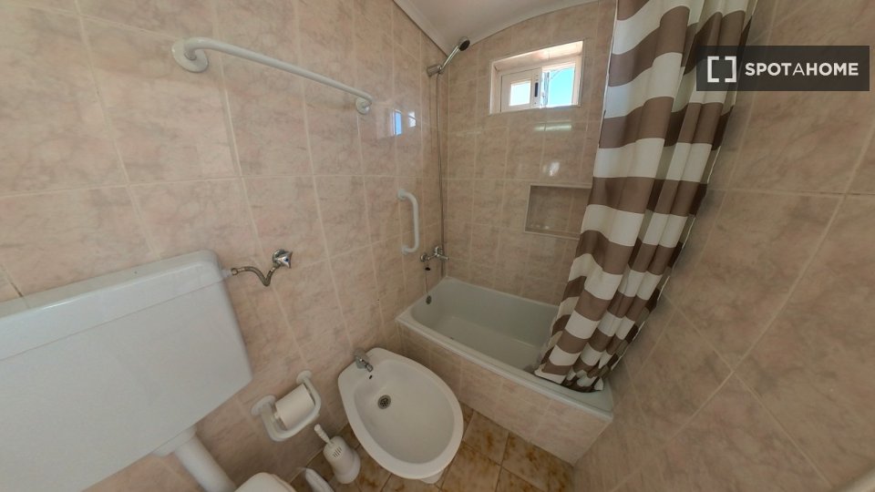 Double room Lisbon, 3 beds, 80m² — photo 3