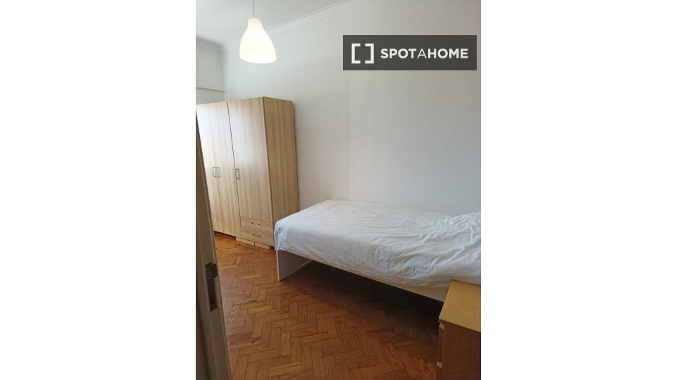 Double room Lisbon, 3 beds — photo 2