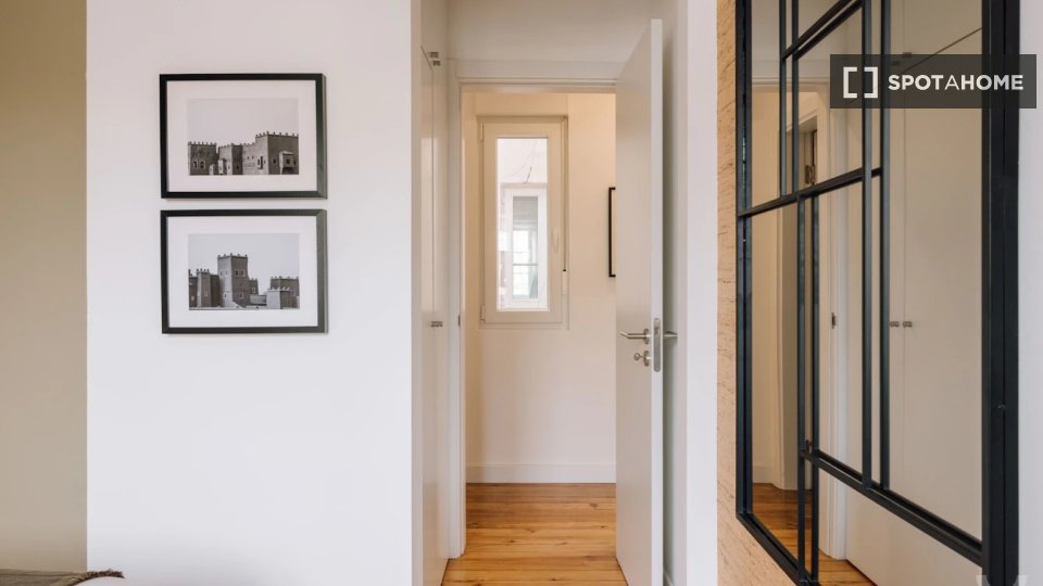 Apartment Lisbon, 2 beds, 66m² — photo 1