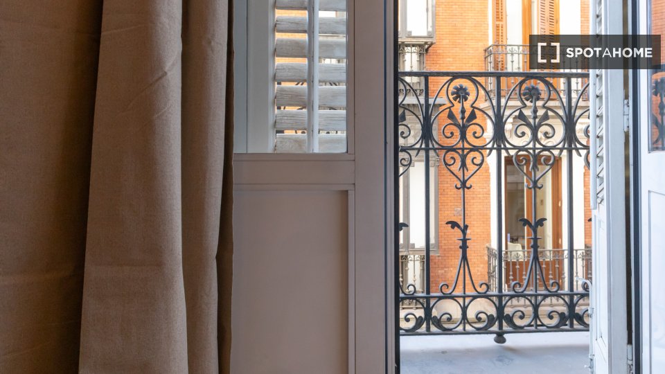 Double room Madrid, 7 beds, 160m² — photo 50