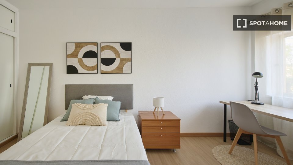 Double room Lisbon, 3 beds — photo 14