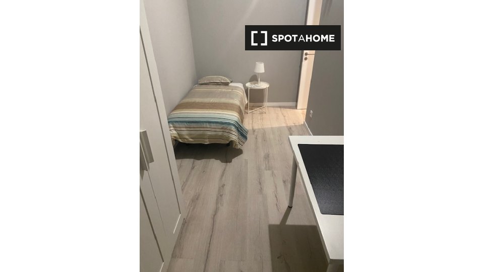 Double room Lisbon, 5 beds, 85m² — photo 1