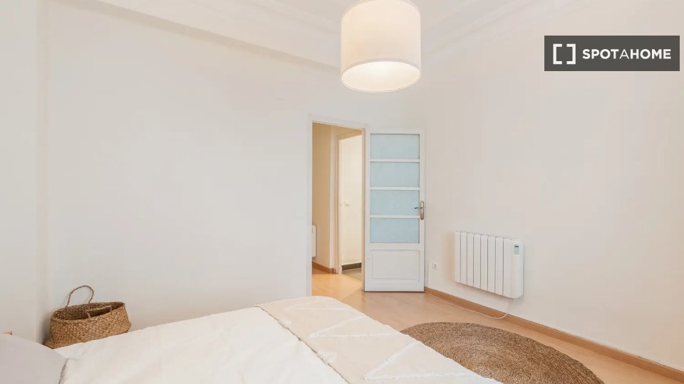 Camera in appartamento condiviso con 5 camere da letto ad Arrancapins, Valencia - in Valencia