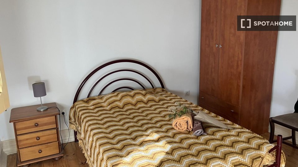 Double room Lisbon, 3 beds — photo 19