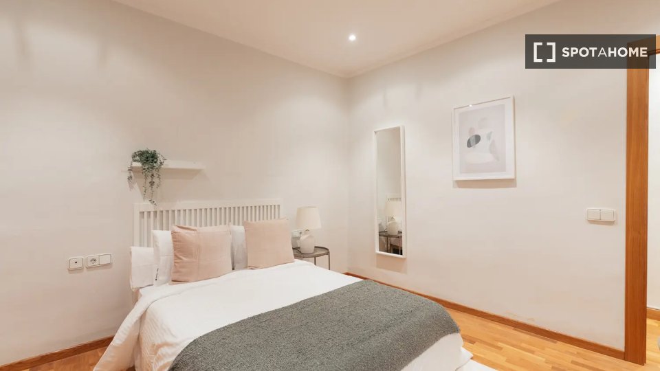 Camera in un appartamento condiviso con 5 camere da letto ad Arrancapins, Valencia. - in Valencia