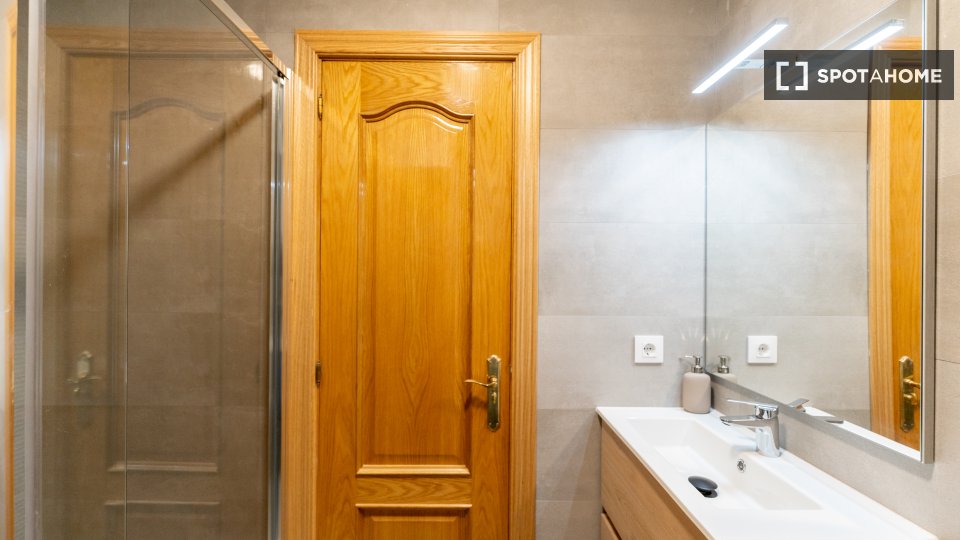 Double room Madrid, 5 beds — photo 5
