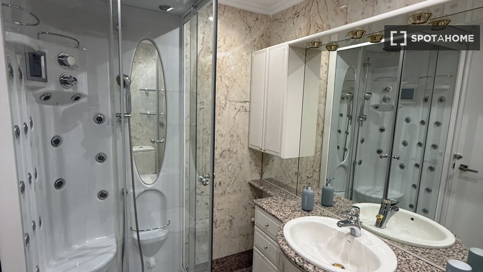 Double room Madrid, 4 beds, 140m² — photo 19