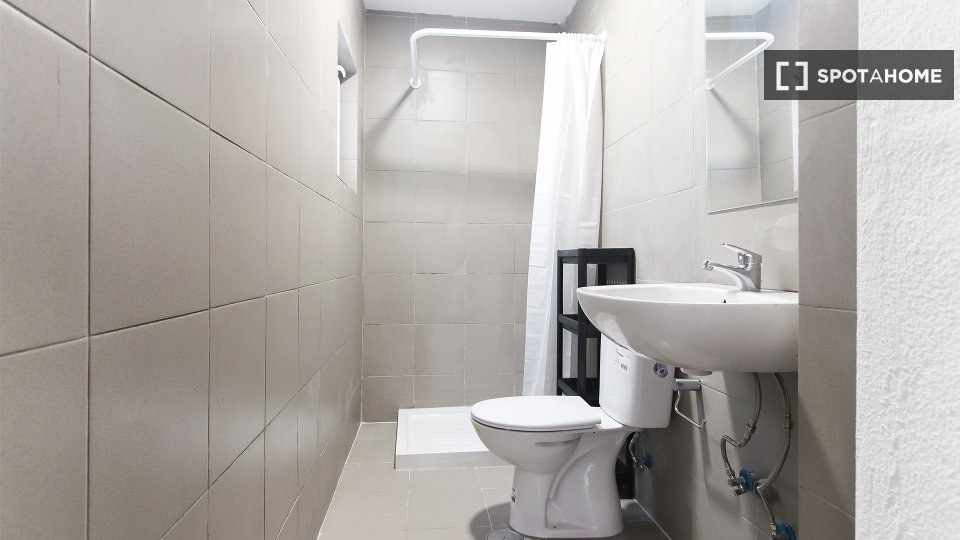 Double room Lisbon, 4 beds — photo 15