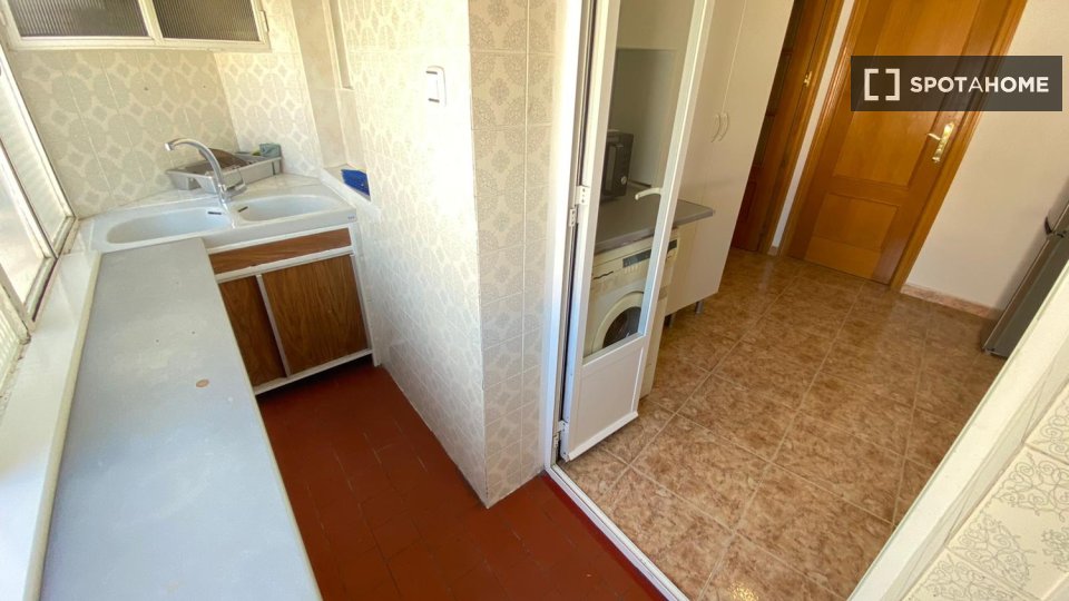 Double room Madrid, 3 beds — photo 13