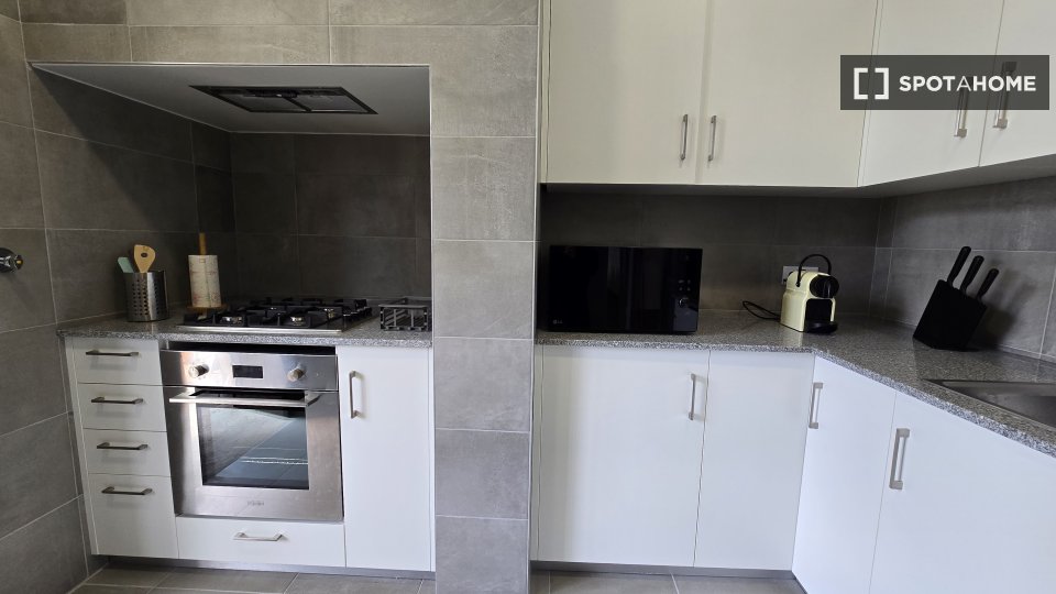 Apartment Coimbra, 4 beds, 160m² — photo 11