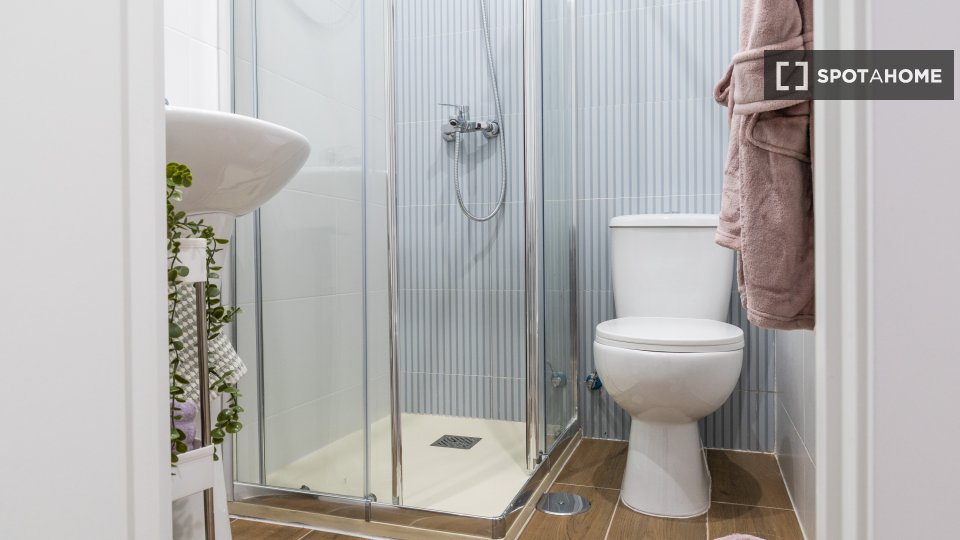 Double room Madrid, 9 beds, 210m² — photo 5