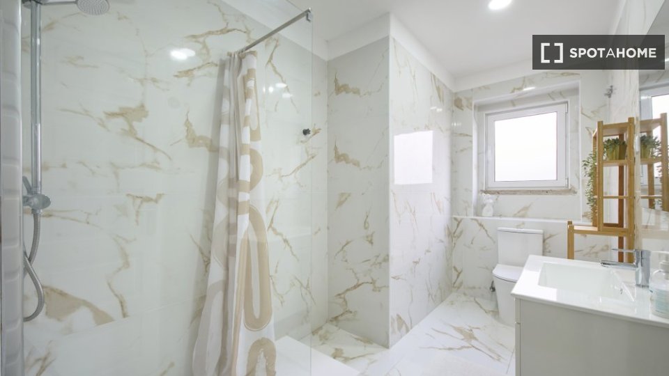 Double room Lisbon, 6 beds — photo 18