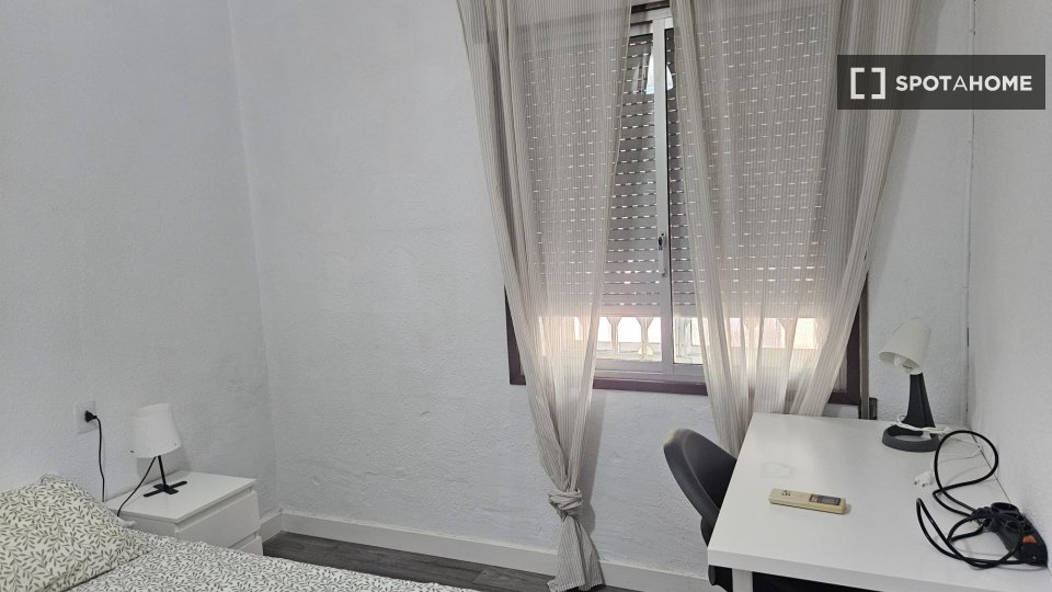 Double room Zaragoza, 2 beds — photo 14